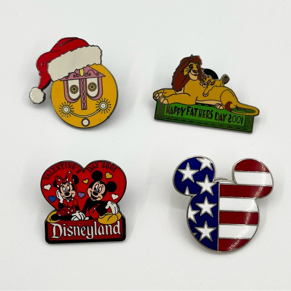 ⭐️ Mixed Disney Holiday Pin Bundle of 4 ⭐️